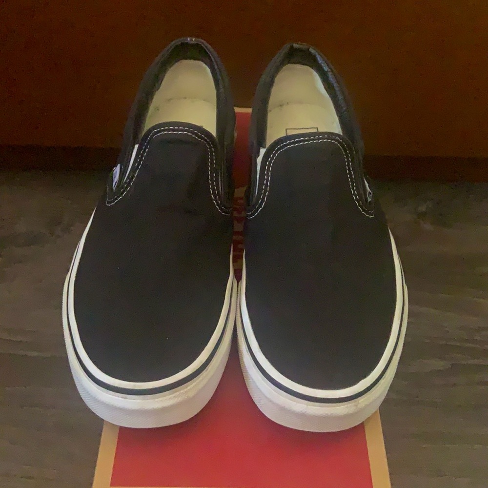 Men’s,Classic Vans slip on shoes, size(9).